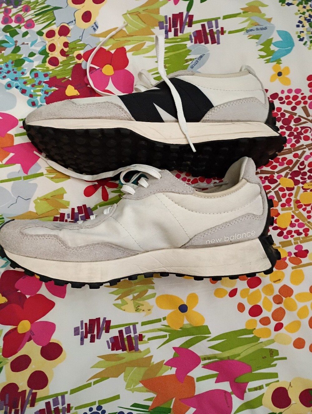 New Balance 327 White & Black Size 9.5 - Picture 3 of 7